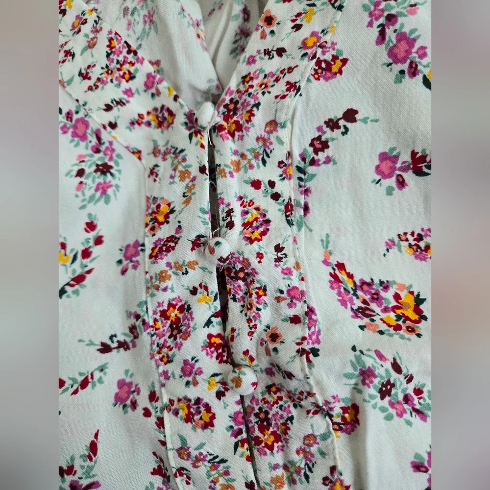 🐟🐟Old Navy Cream and Pink Floral V Neck Tank with Buttons Large 100% Rayon